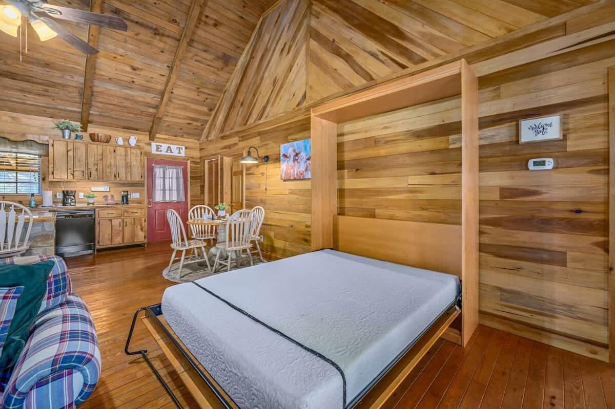 Beautiful View! Log Cabin,Fireplace,Hot Tub,Arcade,Pool,Fishing Sevierville Exterior foto