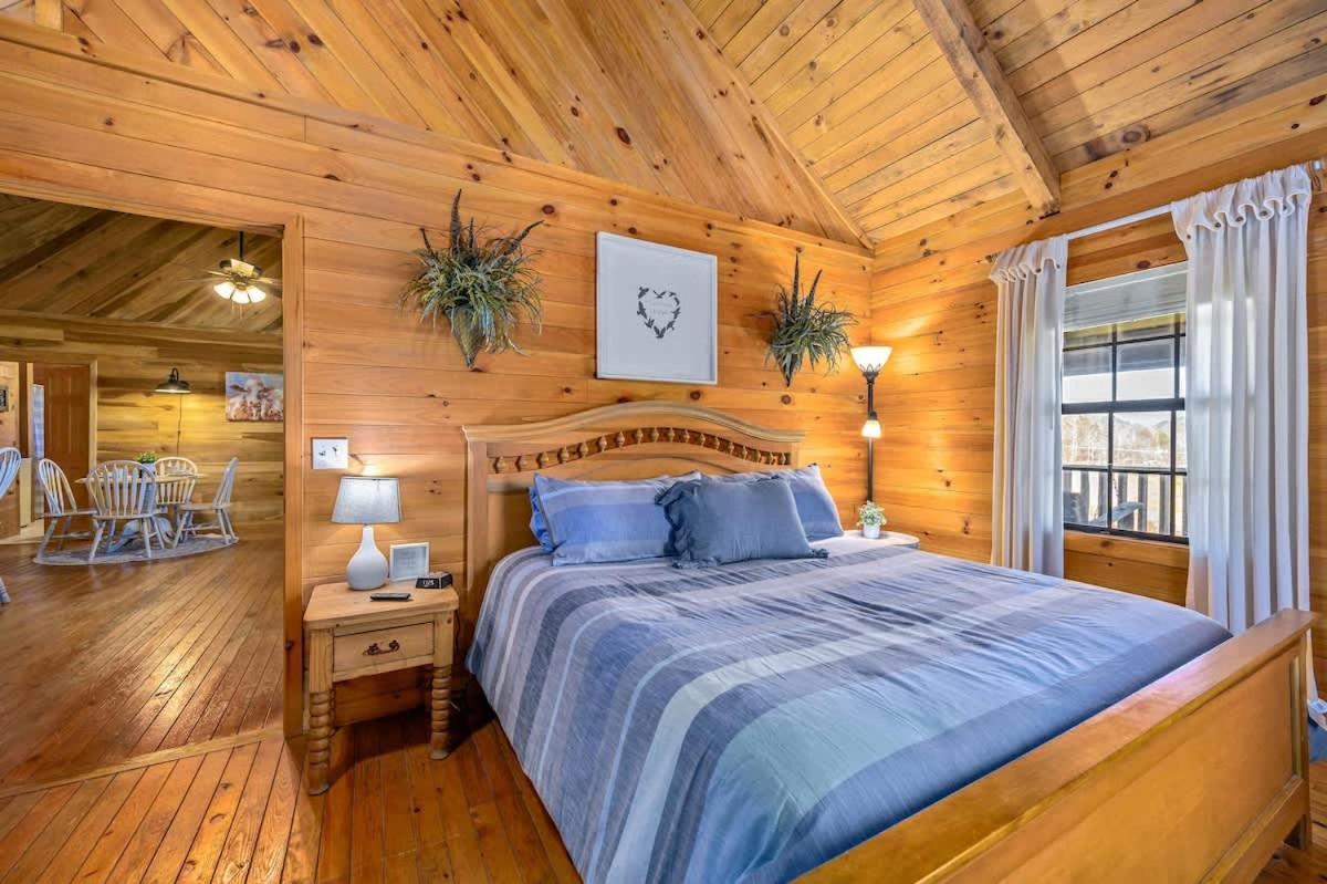 Beautiful View! Log Cabin,Fireplace,Hot Tub,Arcade,Pool,Fishing Sevierville Exterior foto