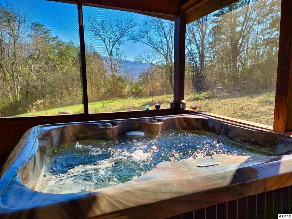 Beautiful View! Log Cabin,Fireplace,Hot Tub,Arcade,Pool,Fishing Sevierville Exterior foto